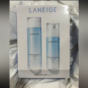 The LANEIGE Basic Duo Set Light Brand new, never used. Opened for Pics.